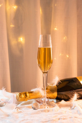 羽毛装饰香槟酒摄影图