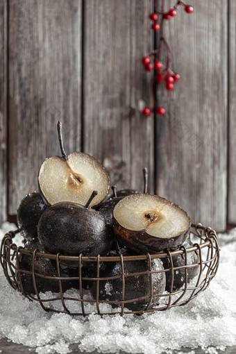 东北冰冻雪梨静物冰冻黑梨