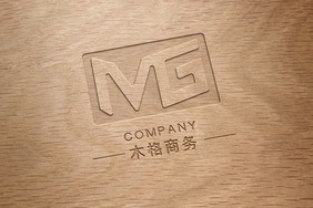 木纹桌面上的木刻效果logo样机