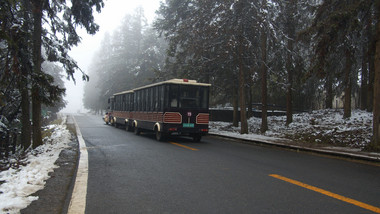 4K实拍冬季在雪景公路上行驶的小火车