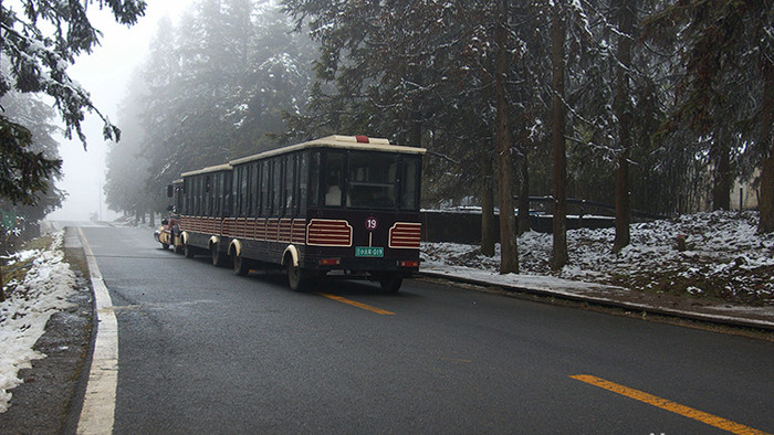 4K实拍冬季在雪景公路上行驶的小火车