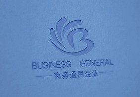 蓝色卡纸上的凹印雕刻效果logo样机