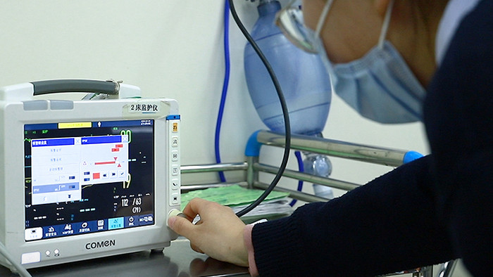 实拍医院护士操作血压仪监护仪