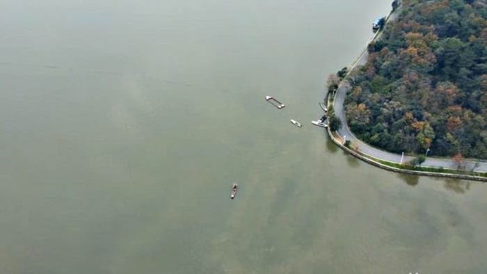 大气武汉南湖湖边停靠行驶的小船航拍