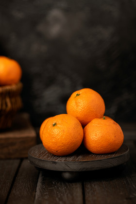 冬季水果暗调风格橘子海报