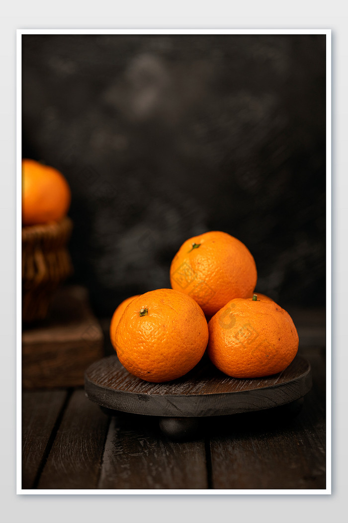 冬季水果暗调风格橘子海报图片图片