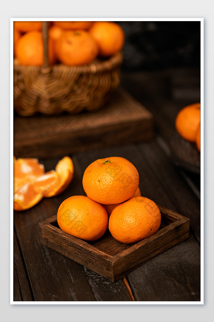 冬季水果暗调风格橘子摄影图