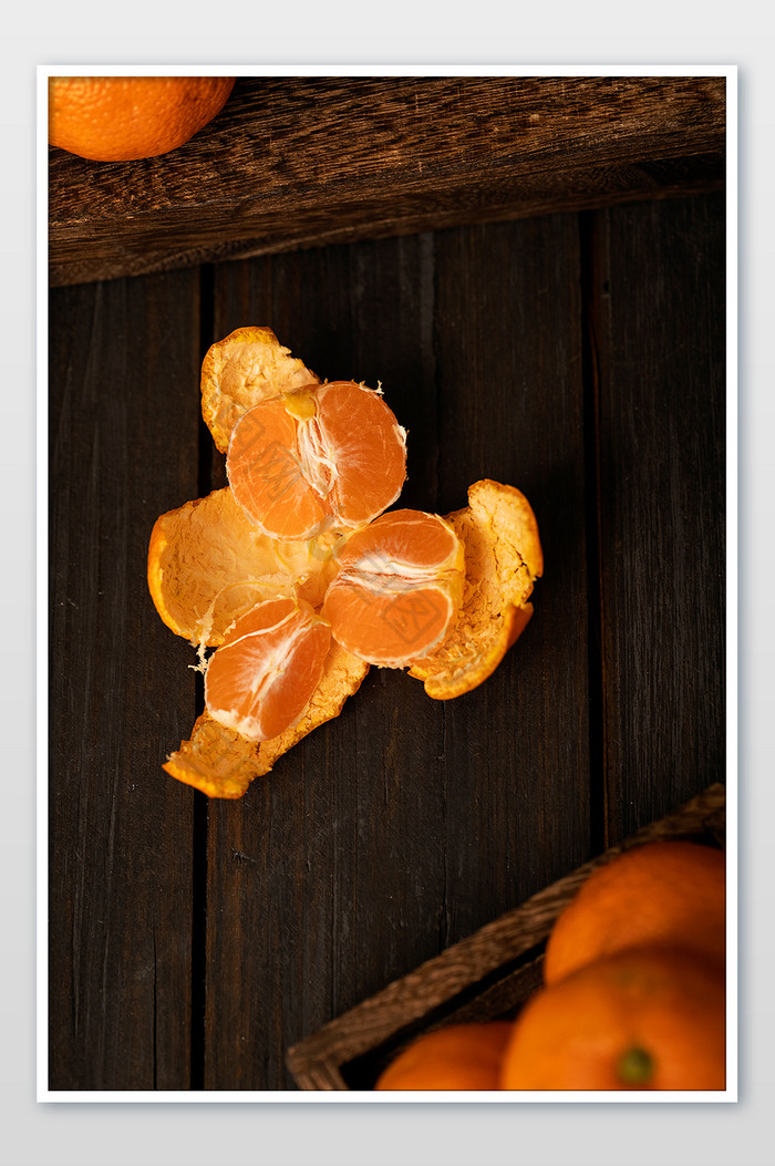 冬季水果暗调风格剥开的橘子