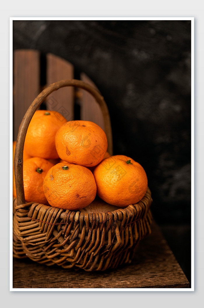 冬季水果竹筐里的橘子