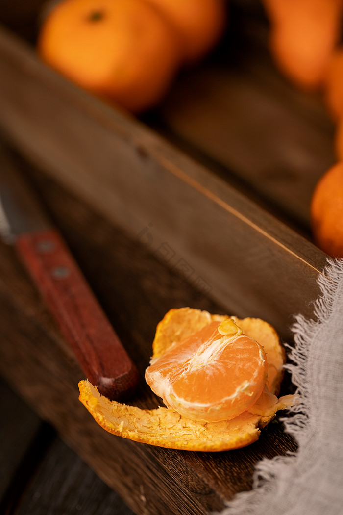 冬季水果剥开的橘子暗调摄影图片