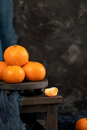 砂糖橘橘子暗调风格摄影图