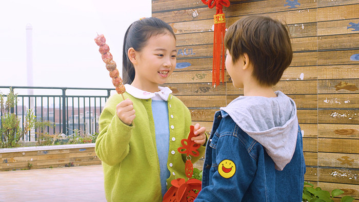 4k男孩送冰糖葫芦给女孩吃开心玩耍实拍