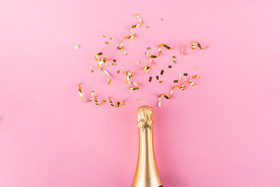 粉红色底纹庆祝香槟酒