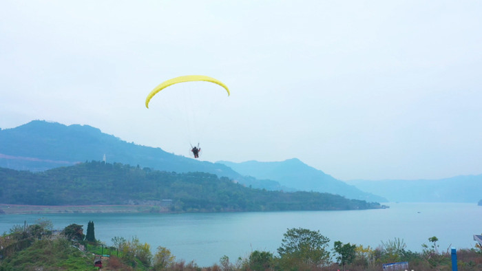 4K航拍滑翔伞飞行器起飞城市广告视频素材