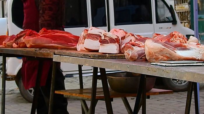 中国传统街头特色文化冬天市场上的新鲜肉
