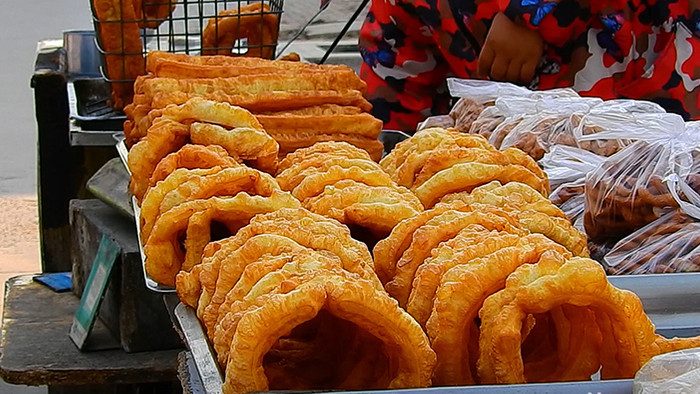 中国传统街头特色文化早上的美食炸油条