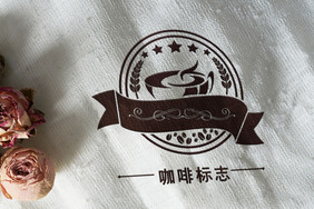 亚麻布纹上的咖啡店logo样机