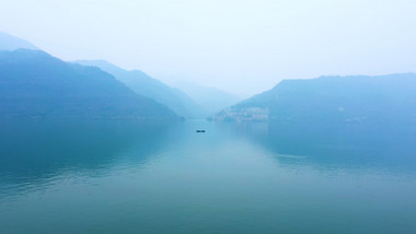 4K航拍长江水山脉峡谷迷雾河水汇聚河面