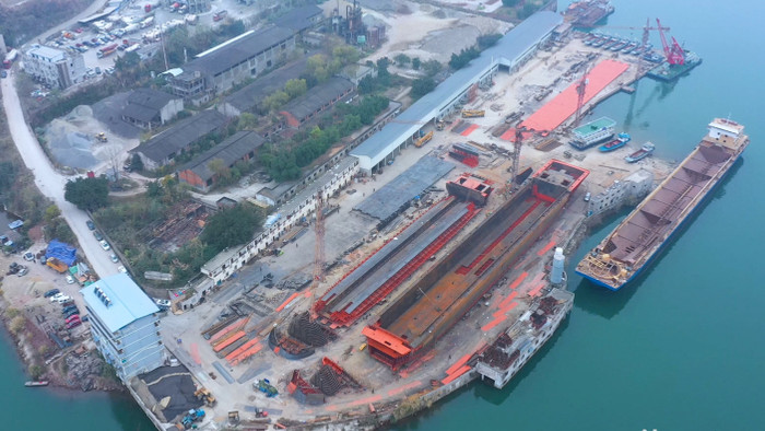 4K航拍造船厂工业风塔吊钢铁制造船只工厂