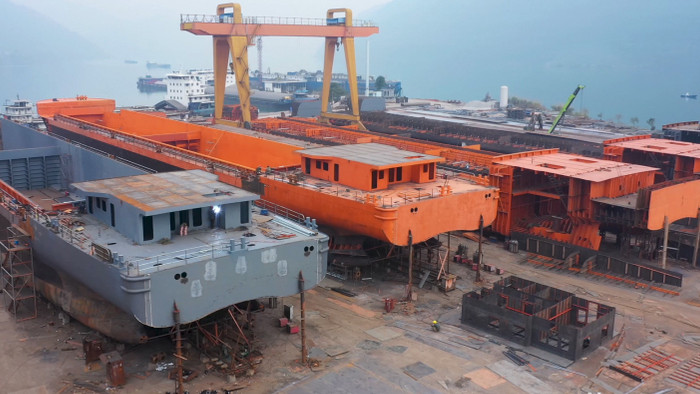 4K航拍造船厂钢铁工业港口船只工厂实拍