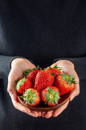 双手捧着草莓