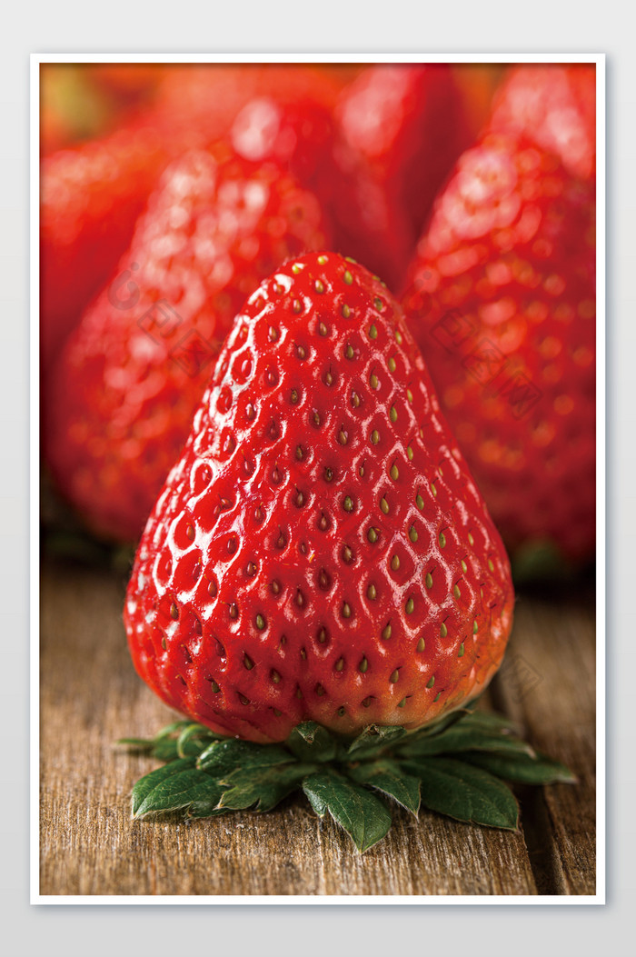 竖版特写拍摄新鲜好吃的草莓