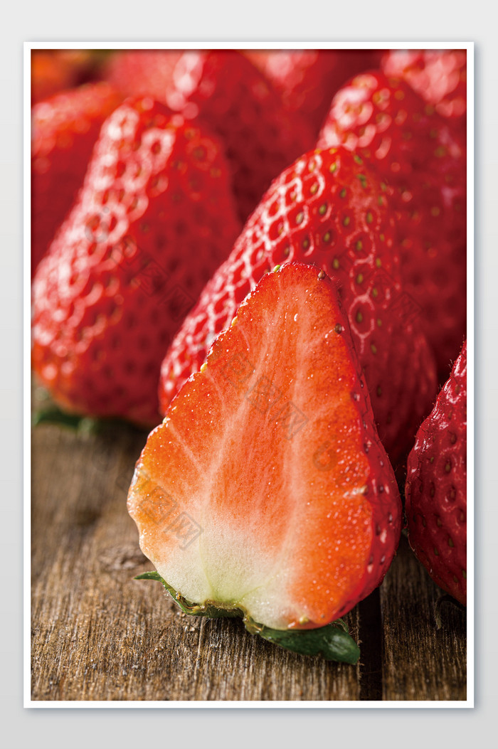 草莓切半露出新鲜果肉图片图片
