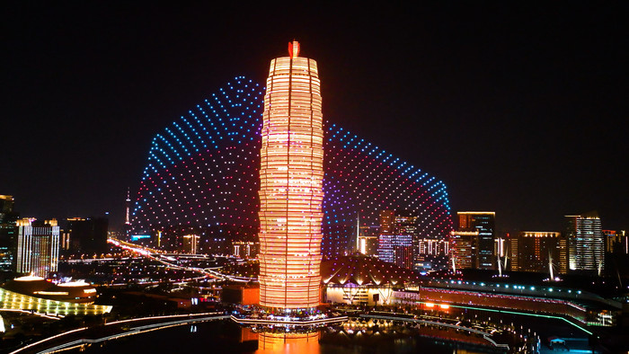 震撼郑州cbd大玉米千架无人机灯光秀航拍