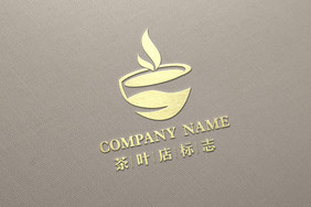 米黄色针织布上的金属渐变卡牌logo样机