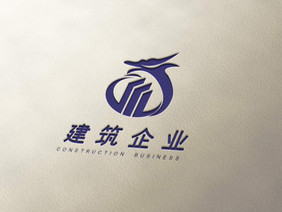 米白色毛绒背景上的烫印logo样机