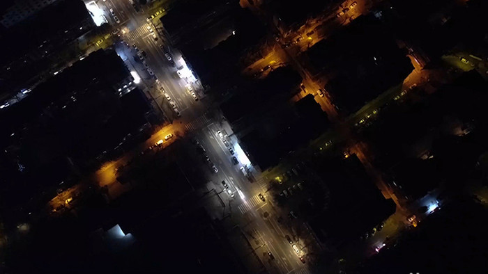 夜间城市道路上的车流延时摄影