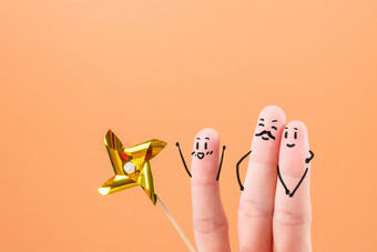 手指家人和金色风车