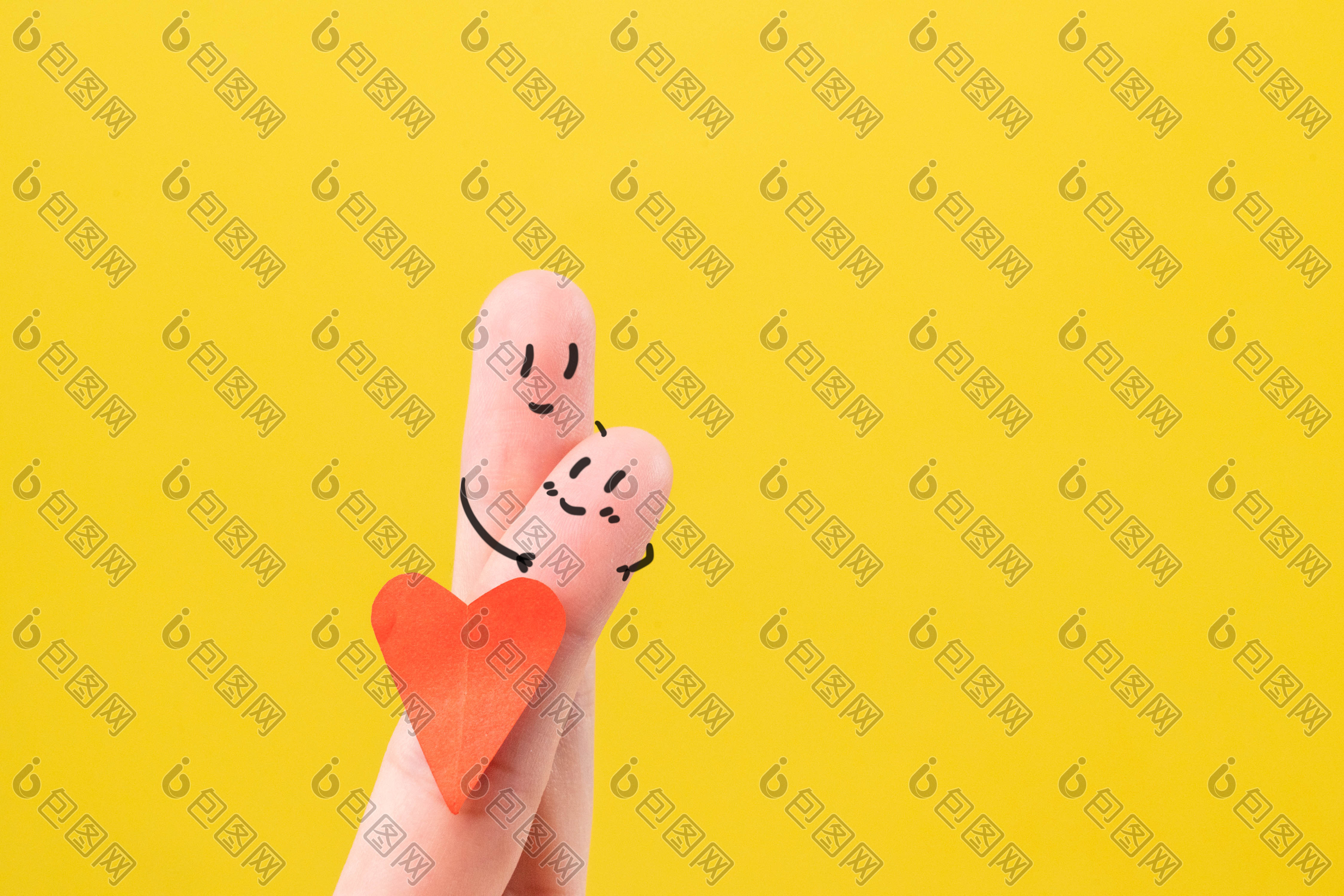 黄色背景手指情侣摄影图