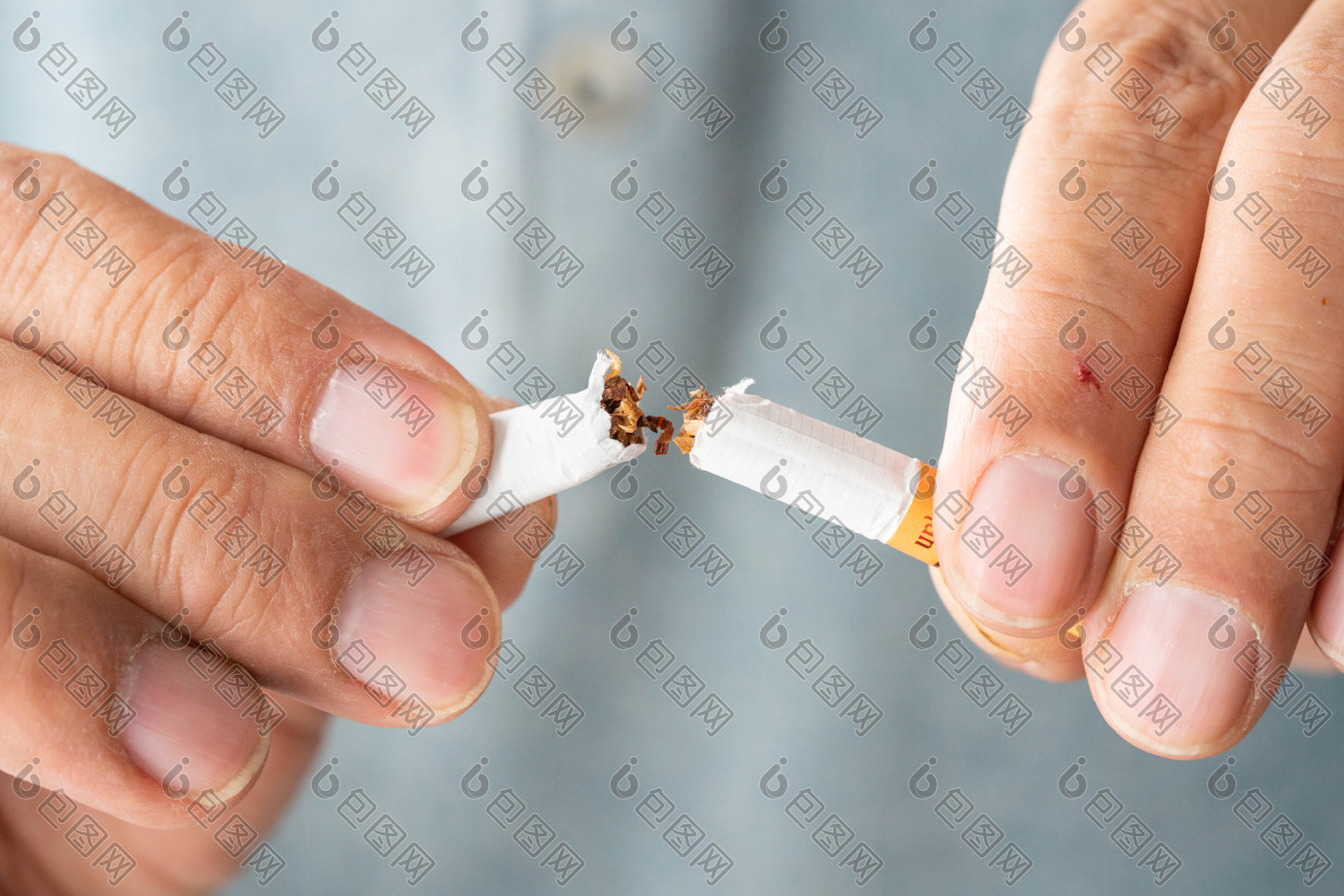 一个人把烟折断的图片图片