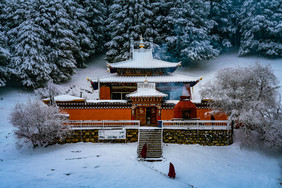 雪中的甘肃郎木寺风景