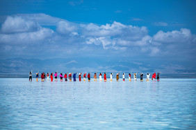 青海茶卡盐湖旅行团合影