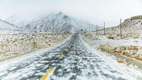 可可西里下雪的道路