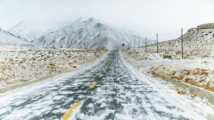 可可西里下雪的道路图片