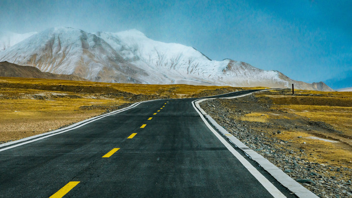 可可西里一望无际的道路图片