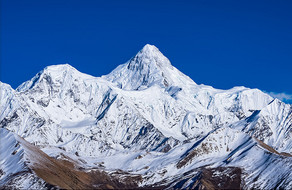 蓝天下的贡嘎雪山图片