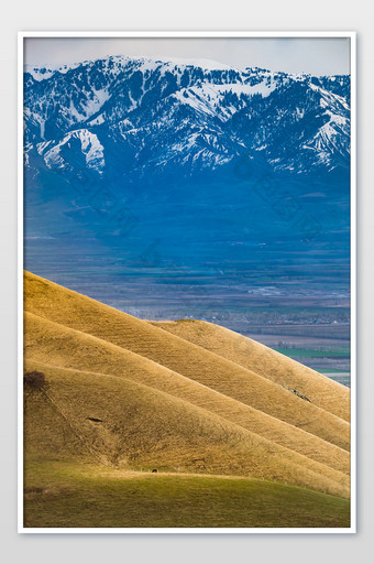 新疆伊犁吐尔根杏花沟秋天的山坡图片