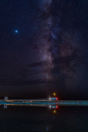 大柴旦翡翠湖星空下的汽车