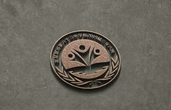 水泥面上的金属铁艺logo图片