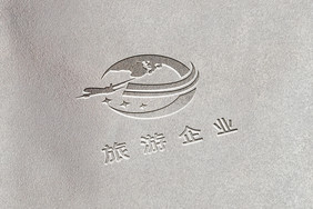 白色复古纹理纸上的UV压痕logo样机