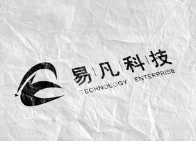 白色褶皱纹理纸张上的光亮烫印logo样机