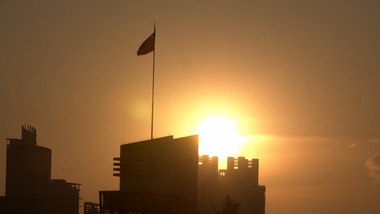 4K实拍唯美夕阳下建筑上的旗子随风飘扬