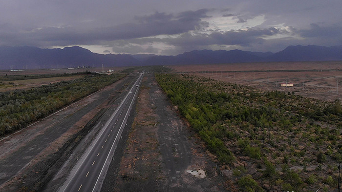 大气新疆荒漠风车道路旅行车辆自驾宣传片头