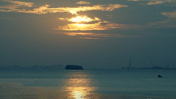 唯美风景海边日出海面船只行驶实拍