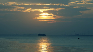 唯美风景海边日出海面船只行驶实拍