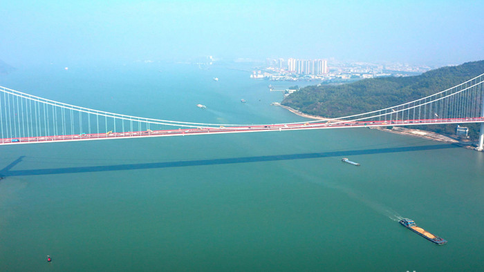 4k航拍宏伟大桥水陆立体交通奔流不息